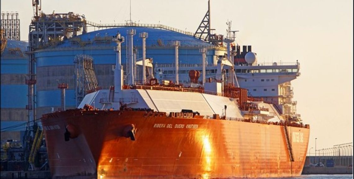 Source: Manuel Hernandez Lafuente. A gas supertanker at the Sagunto Port.
